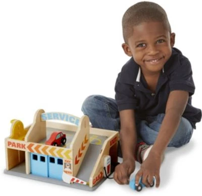 Melissa & Doug Parkhaus Mit Tankstelle Und Waschanlage Aus Holz 6 Melissa & Doug Parkhaus Mit Tankstelle Und Waschanlage Aus Holz – Bild 4