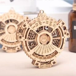 Brightake DIY Holz 3D Puzzle Zusammengesetztes Spielzeug Selbst Montage Mechanische Kalender Holz Getriebe Modell 8 Brightake DIY Holz 3D Puzzle Zusammengesetztes Spielzeug Selbst Montage Mechanische Kalender Holz Getriebe Modell -TONIES Verkäufe 30564704 02